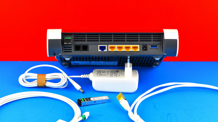 Anschlüsse und Lieferumfang (Bild: Harald Karcher)